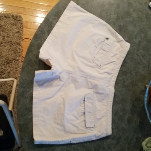 Retro 90's-early 2000's style khaki shorts - Picture 2 of 7